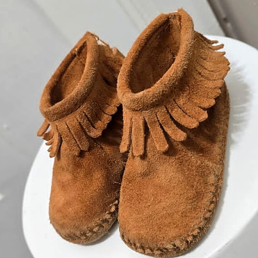 Minnetonka Back Flap Brown Kid's Boot Size 4 🌴